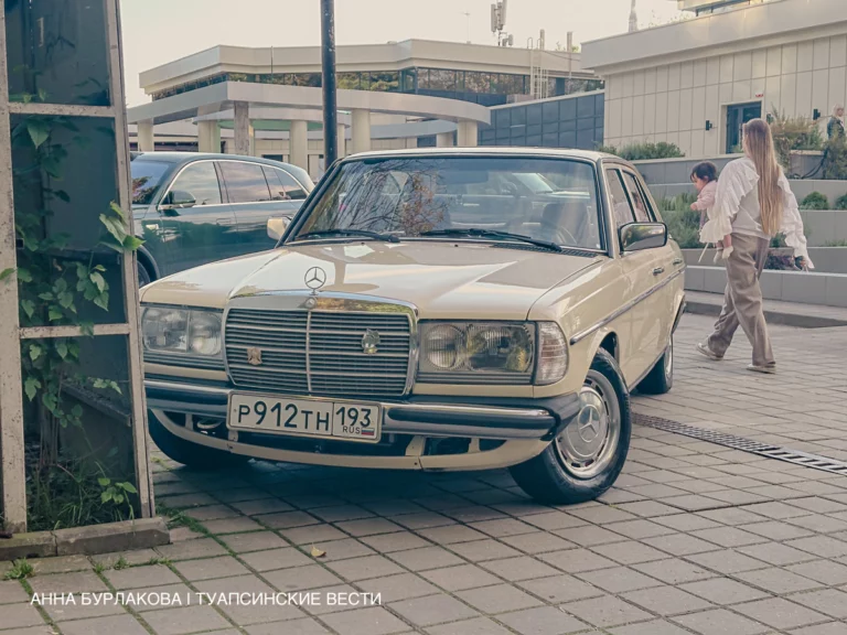 Старый Mercedes W123 покорил прохожих: почему классика привлекает больше, чем современные люксовые авто